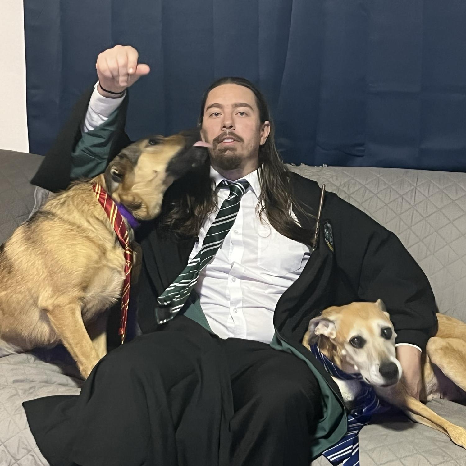 Halloween 2022 - Slytherin student with his Hogwarts classmates.