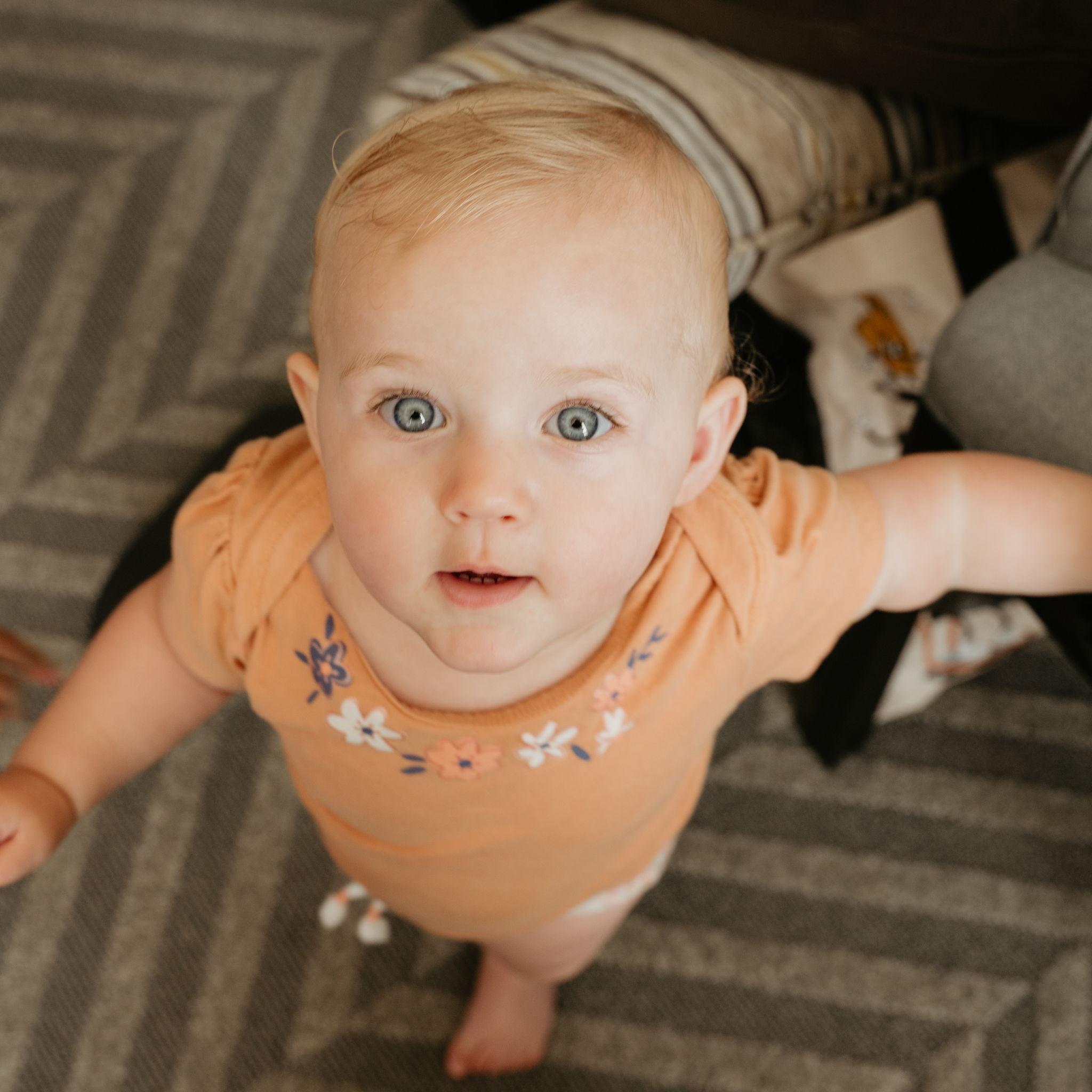 Amélia la curieuse qui explore tout ce qui se passe autour d'elle